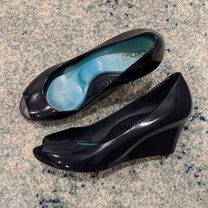 Oka-b Women's 6 Emery Peep Toe Wedges in Sapphire